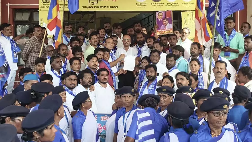 ಬೀದರ್ | ಸಿಜೆಐ ಮೇಲೆ ಶೂ ಎಸೆದ ಆರೋಪಿಗೆ ಕಠಿಣ ಶಿಕ್ಷೆಗೆ ಆಗ್ರಹಿಸಿ ಪ್ರತಿಭಟನೆ ಬೀದರ್ | ಸಿಜೆಐ ಮೇಲೆ ಶೂ ಎಸೆದ ಆರೋಪಿಗೆ ಕಠಿಣ ಶಿಕ್ಷೆಗೆ ಆಗ್ರಹಿಸಿ ಪ್ರತಿಭಟನೆ