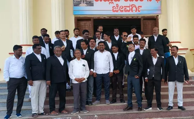 ಕಲಬುರಗಿ | ರಾಕೇಶ ವಿರುದ್ದ ಕಠಿಣ ಕ್ರಮಕ್ಕೆ ಜೇವರ್ಗಿ ನ್ಯಾಯವಾದಿಗಳ ಸಂಘ ಆಗ್ರಹ ಕಲಬುರಗಿ | ರಾಕೇಶ ವಿರುದ್ದ ಕಠಿಣ ಕ್ರಮಕ್ಕೆ ಜೇವರ್ಗಿ ನ್ಯಾಯವಾದಿಗಳ ಸಂಘ ಆಗ್ರಹ