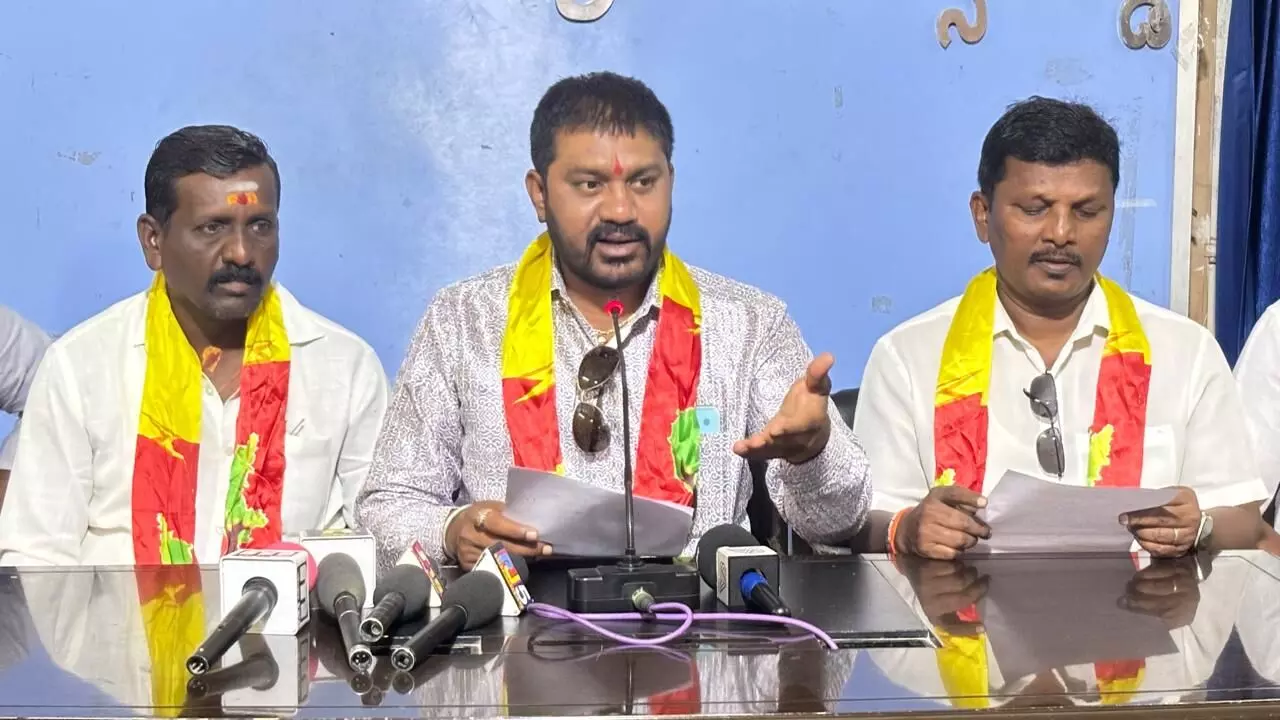 ರಾಯಚೂರು | ಸರಕಾರಿ ಜಾಗದಲ್ಲಿ ಅನಧಿಕೃತ ಕಟ್ಟಡ ನಿರ್ಮಿಸಿ ಬಾಡಿಗೆ ವಸೂಲಿ : ಆರೋಪ ರಾಯಚೂರು | ಸರಕಾರಿ ಜಾಗದಲ್ಲಿ ಅನಧಿಕೃತ ಕಟ್ಟಡ ನಿರ್ಮಿಸಿ ಬಾಡಿಗೆ ವಸೂಲಿ : ಆರೋಪ