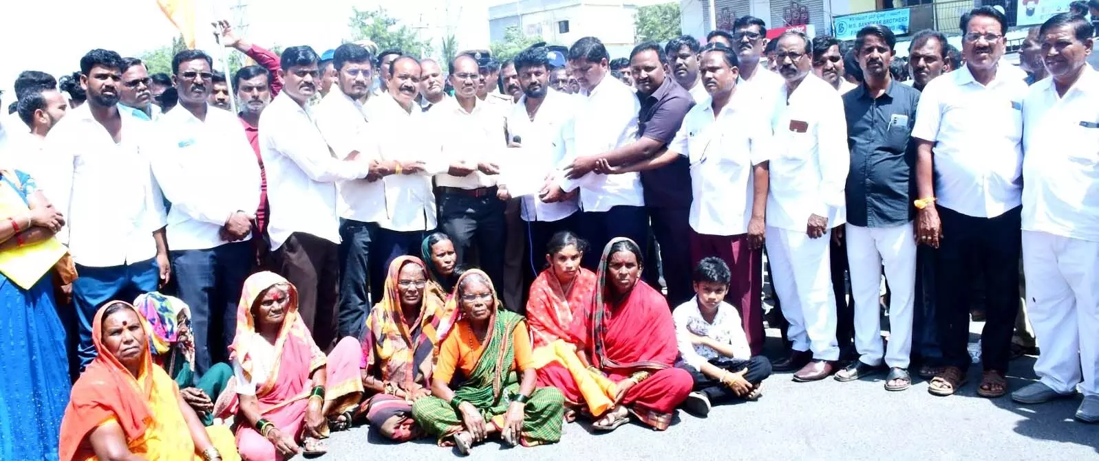 ಕಲಬುರಗಿ | ಅಂಬಿಗರ ಚೌಡಯ್ಯ ಮೂರ್ತಿ ಭಗ್ನ : ಕೋಲಿ ಸಮಾಜದಿಂದ ರಸ್ತೆ ತಡೆದು ಪ್ರತಿಭಟನೆ