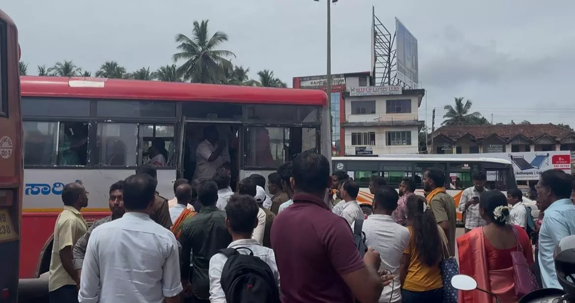 ಬೆಳ್ತಂಗಡಿ: ಬಸ್ ನಿಲ್ದಾಣದಲ್ಲಿ ಮಹಿಳಾ ಕಂಡಕ್ಟರ್ - ಪ್ರಯಾಣಿಕನ ನಡುವೆ ಜಟಾಪಟಿ