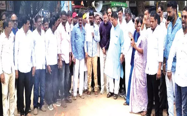 ಸಿಜೆಐ ಮೇಲೆ ಶೂ ಎಸೆತ ಪ್ರಕರಣ | ವಕೀಲ ರಾಕೇಶ್ ಕಿಶೋರ್ ವಿರುದ್ಧ ಹುಬ್ಬಳ್ಳಿಯಲ್ಲಿ ಪ್ರತಿಭಟನೆ