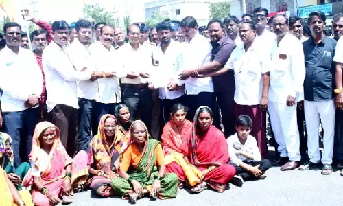 ಕಲಬುರಗಿ | ಅಂಬಿಗರ ಚೌಡಯ್ಯ ಮೂರ್ತಿ ಭಗ್ನ : ಕೋಲಿ ಸಮಾಜದಿಂದ ರಸ್ತೆ ತಡೆದು ಪ್ರತಿಭಟನೆ