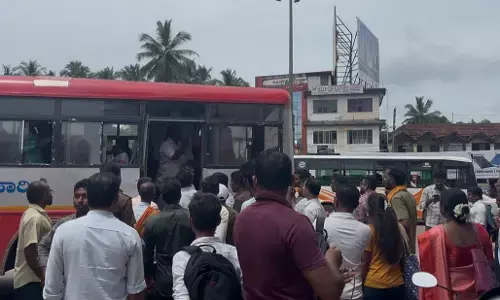 ಬೆಳ್ತಂಗಡಿ: ಬಸ್ ನಿಲ್ದಾಣದಲ್ಲಿ ಮಹಿಳಾ ಕಂಡಕ್ಟರ್ - ಪ್ರಯಾಣಿಕನ ನಡುವೆ ಜಟಾಪಟಿ