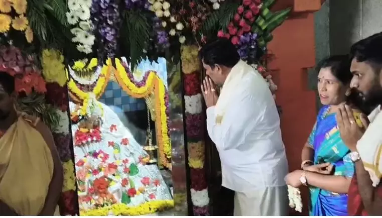 ಕುಟುಂಬ ಸಮೇತರಾಗಿ ಹಾಸನಾಂಬೆ ದರ್ಶನ ಪಡೆದ ಸಚಿವ ತಂಗಡಗಿ