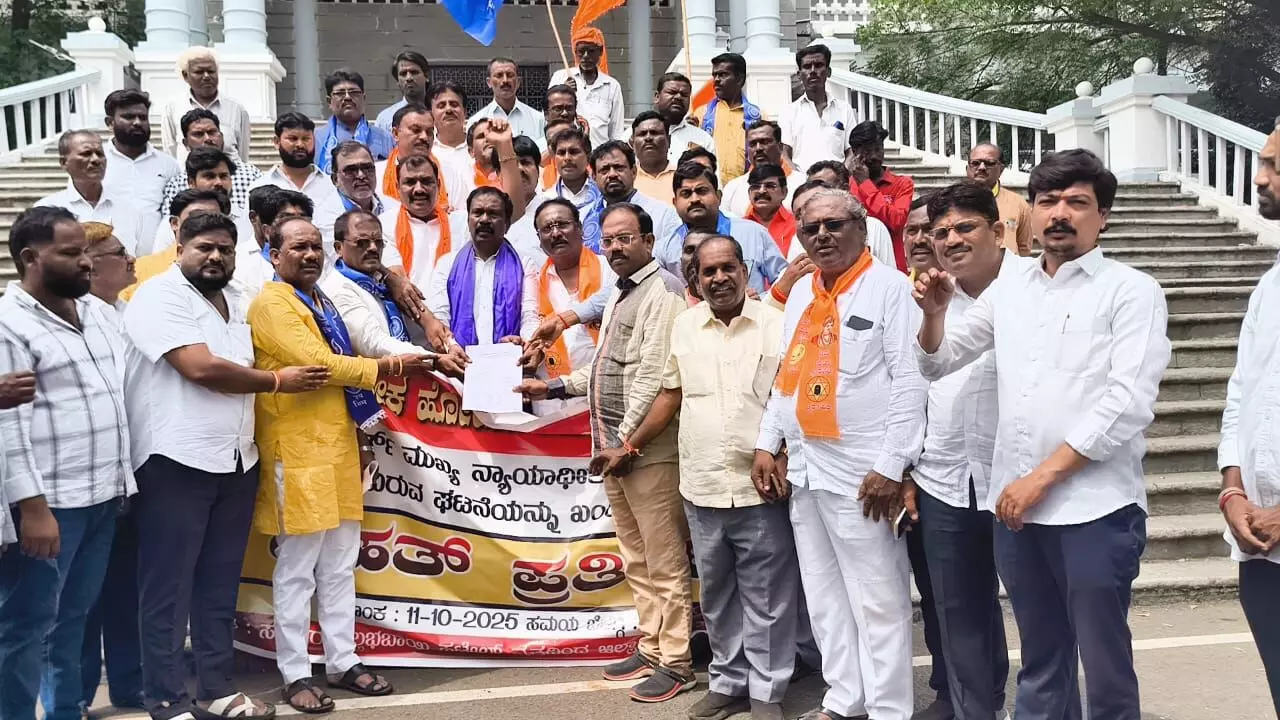 ಕಲಬುರಗಿ | ಸಿಜೆಐ ಬಿ.ಆರ್.ಗವಾಯಿ ಮೇಲೆ ಶೂ ಎಸೆತ ಖಂಡಿಸಿ ಜಿಲ್ಲಾ ನಾಗರಿಕ ಹೋರಾಟ ಸಮಿತಿಯಿಂದ ಪ್ರತಿಭಟನೆ