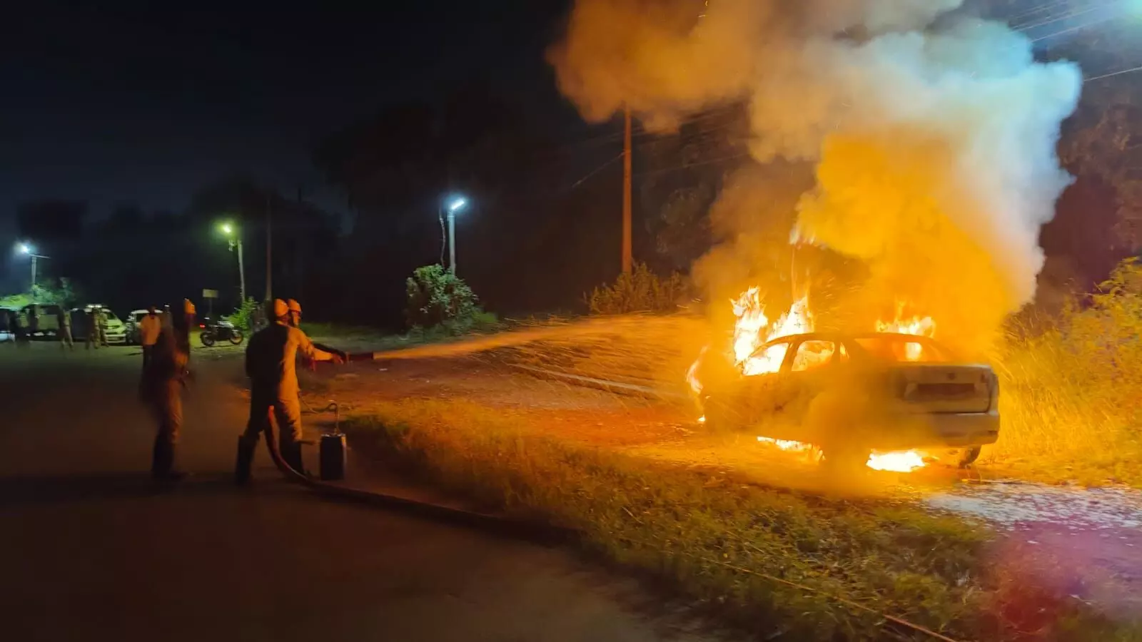 ಮಂಗಳೂರು| ಚಲಿಸುತ್ತಿದ್ದ ಕಾರು ಬೆಂಕಿಗಾಹುತಿ : ಚಾಲಕ ಅಪಾಯದಿಂದ ಪಾರು