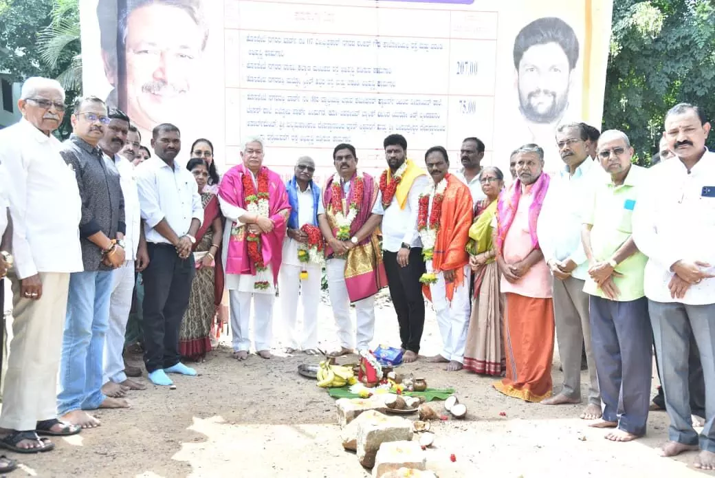 ಹೊಸಪೇಟೆ | ರಸ್ತೆ ಕಾಮಗಾರಿಗಳಿಗೆ ಶಾಸಕ ಹೆಚ್.ಆರ್. ಗವಿಯಪ್ಪ ಭೂಮಿ ಪೂಜೆ ಹೊಸಪೇಟೆ | ರಸ್ತೆ ಕಾಮಗಾರಿಗಳಿಗೆ ಶಾಸಕ ಹೆಚ್.ಆರ್. ಗವಿಯಪ್ಪ ಭೂಮಿ ಪೂಜೆ