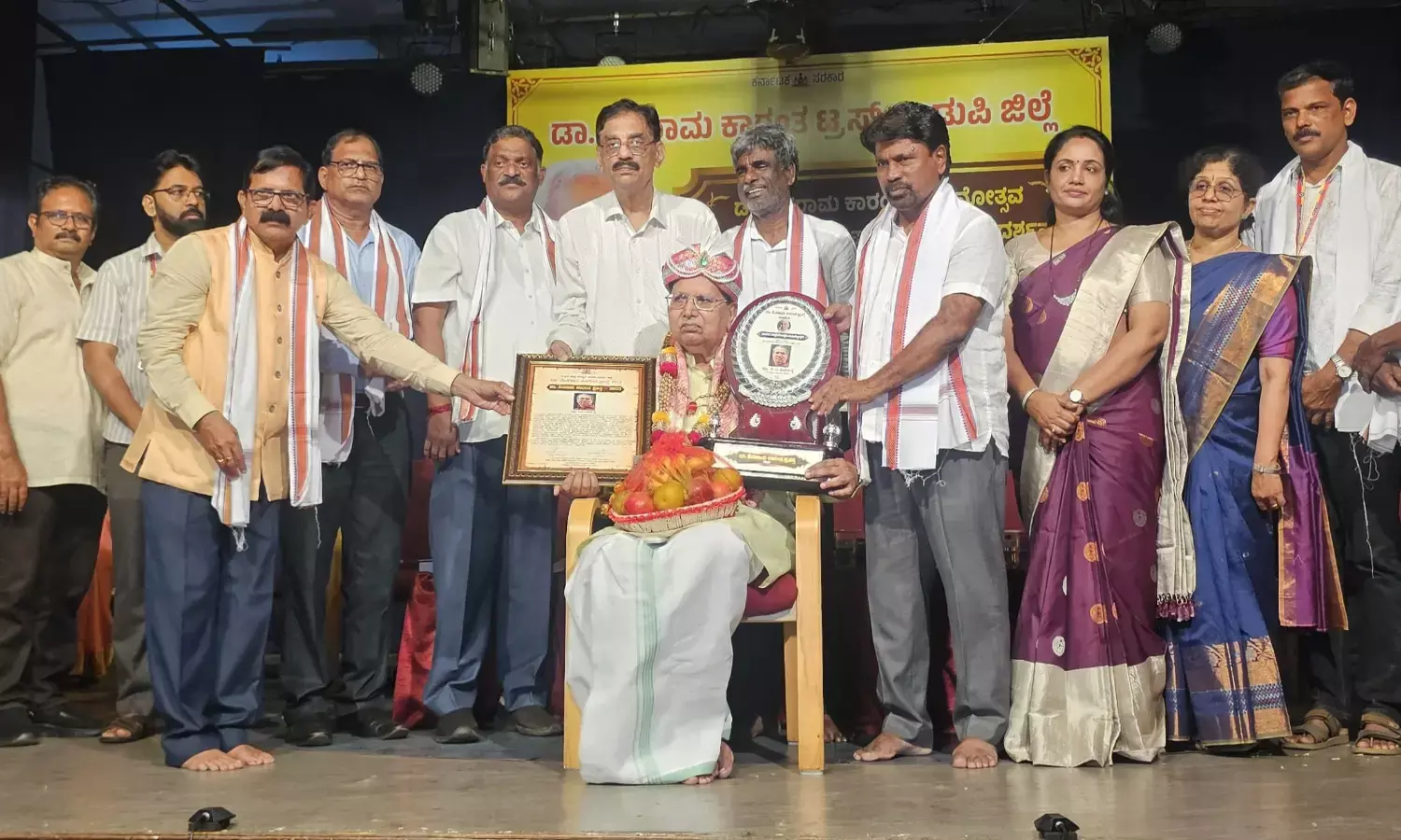 ಡಾ.ಶಿವರಾಮ ಕಾರಂತ ಪ್ರಶಸ್ತಿ ಸ್ವೀಕರಿಸಿದ ಡಾ.ಬಿ.ಎ.ವಿವೇಕ ರೈ