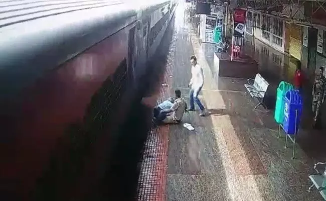 ಬೆಳಗಾವಿ: ಚಲಿಸುತ್ತಿದ ರೈಲಿನಿಂದ ಬಿದ್ದ ವೃದ್ಧನ ರಕ್ಷಣೆ ; RPF ಸಿಬ್ಬಂದಿಯ ಸಾಹಸಕ್ಕೆ ಮೆಚ್ಚುಗೆ