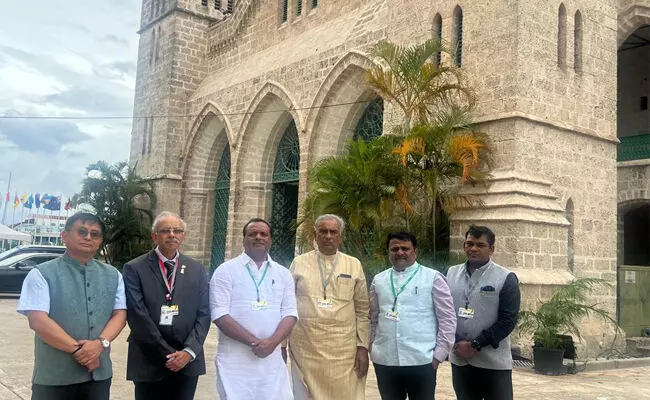 ಬಾರ್ಬಡೋಸ್ ಸಂಸತ್ತಿಗೆ ಭೇಟಿ ನೀಡಿದ ಸಭಾಪತಿ ಬಸವರಾಜ ಹೊರಟ್ಟಿ, ಸ್ಪೀಕರ್ ಯು.ಟಿ.ಖಾದರ್ ಬಾರ್ಬಡೋಸ್ ಸಂಸತ್ತಿಗೆ ಭೇಟಿ ನೀಡಿದ ಸಭಾಪತಿ ಬಸವರಾಜ ಹೊರಟ್ಟಿ, ಸ್ಪೀಕರ್ ಯು.ಟಿ.ಖಾದರ್