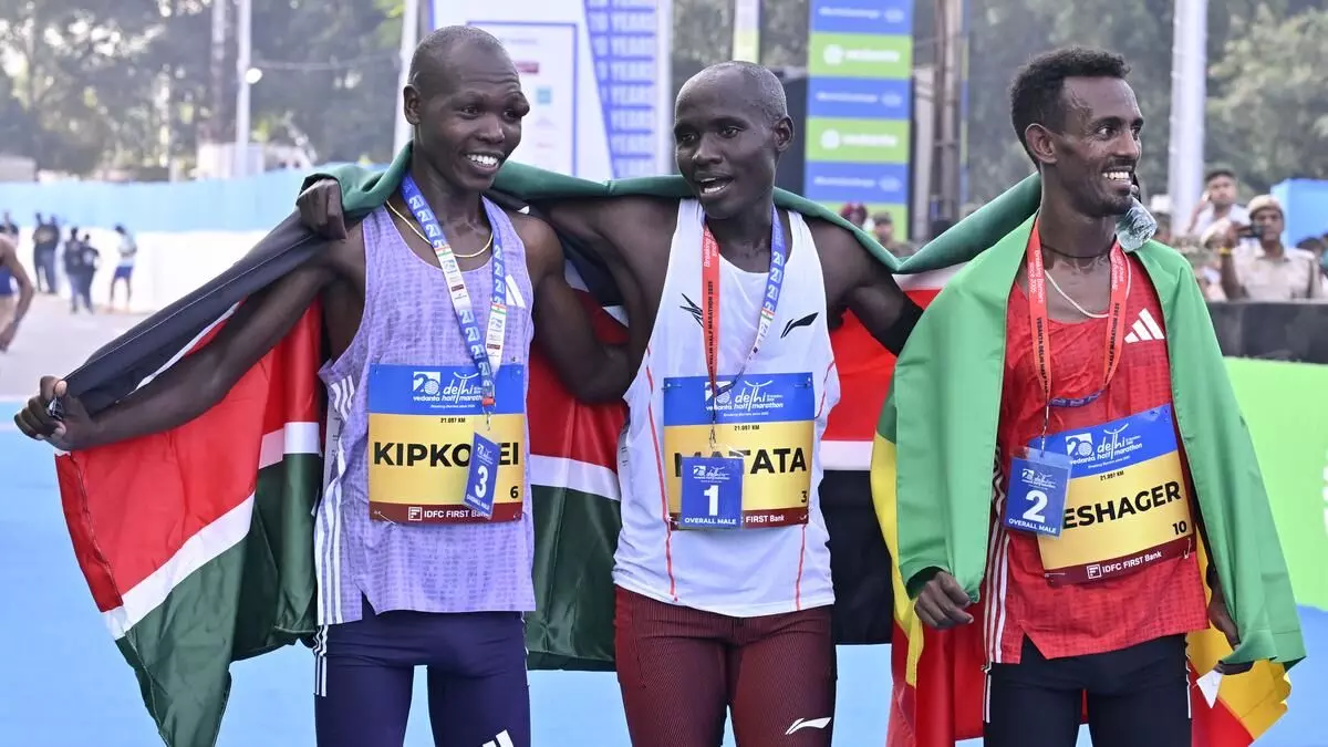 ದಿಲ್ಲಿ ಅರೆ ಮ್ಯಾರಥಾನ್ 2025 | ಕೆನ್ಯದ ಮಟಾಟ, ರೆಂಗರುಕ್ ಗೆ ಪ್ರಶಸ್ತಿ ದಿಲ್ಲಿ ಅರೆ ಮ್ಯಾರಥಾನ್ 2025 | ಕೆನ್ಯದ ಮಟಾಟ, ರೆಂಗರುಕ್ ಗೆ ಪ್ರಶಸ್ತಿ