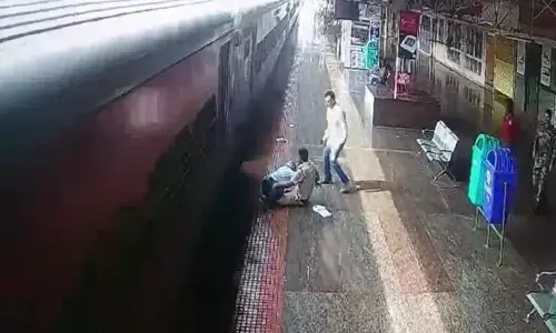 ಬೆಳಗಾವಿ: ಚಲಿಸುತ್ತಿದ ರೈಲಿನಿಂದ ಬಿದ್ದ ವೃದ್ಧನ ರಕ್ಷಣೆ ; RPF ಸಿಬ್ಬಂದಿಯ ಸಾಹಸಕ್ಕೆ ಮೆಚ್ಚುಗೆ