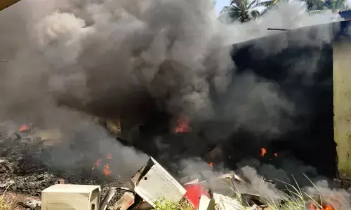 ಉಚ್ಚಿಲ: ಗುಜರಿ ಅಂಗಡಿಯಲ್ಲಿ ಭಾರೀ ಬೆಂಕಿ