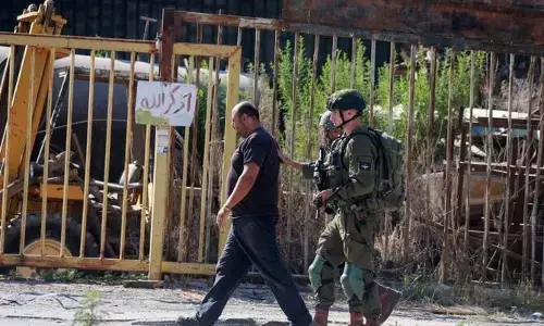 ಫೆಲೆಸ್ತೀನಿ ಕೈದಿಗಳ ಮನೆಗಳ ಮೇಲೆ ಇಸ್ರೇಲ್ ಪಡೆ ದಾಳಿ: ವರದಿ