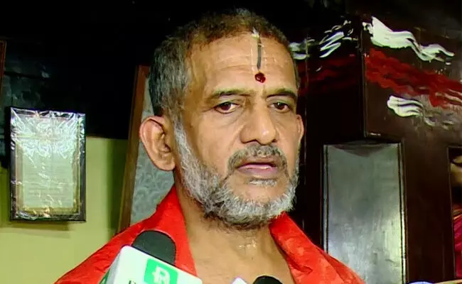 ಆರೆಸ್ಸೆಸ್ ಚಟುವಟಿಕೆ ನಿಷೇಧ ವಿವಾದ | ಸಿಎಂ ಯೋಗ್ಯ ನಿರ್ಧಾರ ಕೈಗೊಳ್ಳುವ ವಿಶ್ವಾಸ : ಪೇಜಾವರ ಶ್ರೀ ಆರೆಸ್ಸೆಸ್ ಚಟುವಟಿಕೆ ನಿಷೇಧ ವಿವಾದ | ಸಿಎಂ ಯೋಗ್ಯ ನಿರ್ಧಾರ ಕೈಗೊಳ್ಳುವ ವಿಶ್ವಾಸ : ಪೇಜಾವರ ಶ್ರೀ