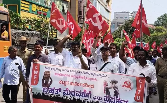 ಕೆಂಪು ಕಲ್ಲು, ಮರಳು ಸಮಸ್ಯೆ ಪರಿಹರಿಸಲು ಒತ್ತಾಯಿಸಿ ಬೃಹತ್ ಮೆರವಣಿಗೆ , ಪ್ರತಿಭಟನಾ ಪ್ರದರ್ಶನ