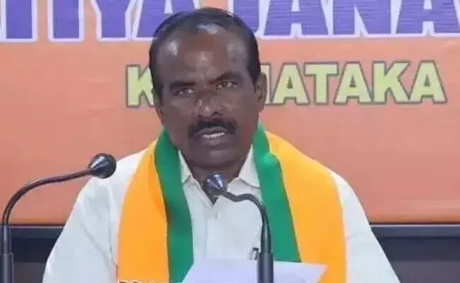 ಸಚಿವ ಪ್ರಿಯಾಂಕ್ ಖರ್ಗೆ ಅವರನ್ನು ಸಚಿವ ಸಂಪುಟದಿಂದ ಕೈ ಬಿಡಲು ವಿಧಾನ ಪರಿಷತ್ ವಿಪಕ್ಷ ಮುಖ್ಯ ಸಚೇತಕ ರವಿ ಕುಮಾರ್ ಆಗ್ರಹ