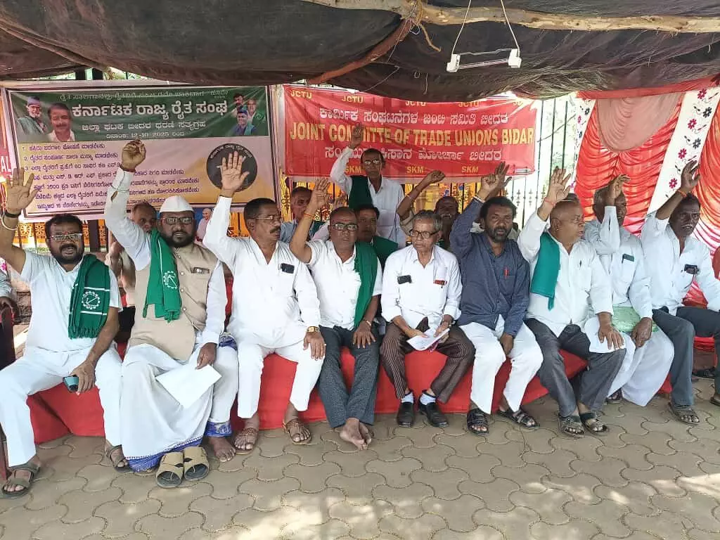 ಬೀದರ್ | ವಿವಿಧ ಬೇಡಿಕೆ ಈಡೇರಿಸುವಂತೆ ಆಗ್ರಹಿಸಿ ರೈತ, ಕಾರ್ಮಿಕ, ದಲಿತ ಸಂಘಟನೆಗಳ ಒಕ್ಕೂಟದಿಂದ ಧರಣಿ ಬೀದರ್ | ವಿವಿಧ ಬೇಡಿಕೆ ಈಡೇರಿಸುವಂತೆ ಆಗ್ರಹಿಸಿ ರೈತ, ಕಾರ್ಮಿಕ, ದಲಿತ ಸಂಘಟನೆಗಳ ಒಕ್ಕೂಟದಿಂದ ಧರಣಿ