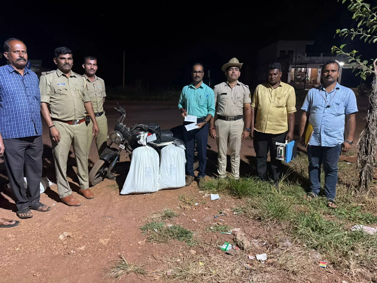 ಬೀದರ್ | ಬೈಕ್ ನಲ್ಲಿ 20 ಲಕ್ಷ ರೂ.ಮೌಲ್ಯದ ಗಾಂಜಾ ಸಾಗಾಟ : ಇಬ್ಬರು ಆರೋಪಿಗಳ ಬಂಧನ ಬೀದರ್ | ಬೈಕ್ ನಲ್ಲಿ 20 ಲಕ್ಷ ರೂ.ಮೌಲ್ಯದ ಗಾಂಜಾ ಸಾಗಾಟ : ಇಬ್ಬರು ಆರೋಪಿಗಳ ಬಂಧನ