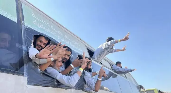 ಗಾಝಾ ಕದನ ವಿರಾಮ | ಖಾನ್ ಯೂನಿಸ್ಗೆ ಆಗಮಿಸಿದ ಇಸ್ರೇಲ್ ಬಿಡುಗಡೆ ಮಾಡಿದ ಫೆಲೆಸ್ತೀನಿಯರು ಗಾಝಾ ಕದನ ವಿರಾಮ | ಖಾನ್ ಯೂನಿಸ್ಗೆ ಆಗಮಿಸಿದ ಇಸ್ರೇಲ್ ಬಿಡುಗಡೆ ಮಾಡಿದ ಫೆಲೆಸ್ತೀನಿಯರು