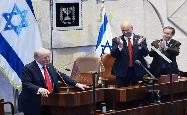 ಇಸ್ರೇಲ್-ಹಮಾಸ್ ಕದನ ವಿರಾಮ | ಡೊನಾಲ್ಡ್ ಟ್ರಂಪ್ ಗೆ ಎದ್ದು ನಿಂತು ಹರ್ಷೋದ್ಗಾರದ ಸ್ವಾಗತ ಕೋರಿದ ಇಸ್ರೇಲ್ ಸಂಸದರು