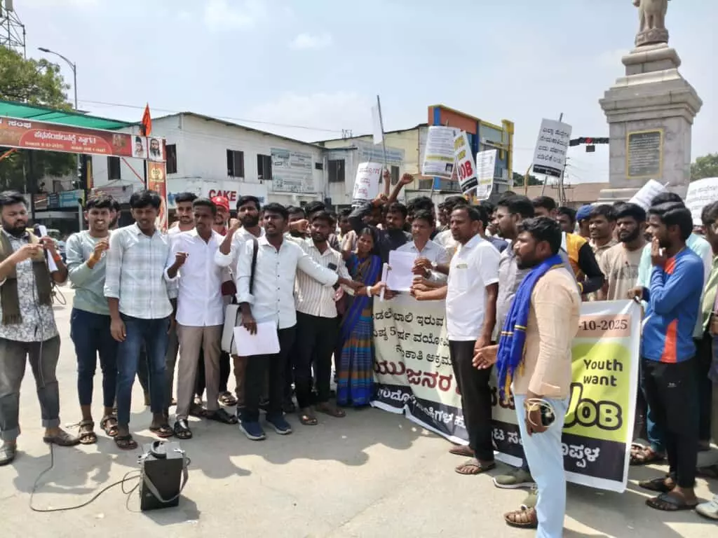 ಕೊಪ್ಪಳ  | ವಿವಿಧ ಇಲಾಖೆಗಳಲ್ಲಿ ಖಾಲಿ ಇರುವ ಹುದ್ದೆಗಳನ್ನು ಭರ್ತಿ ಮಾಡುವಂತೆ ಆಗ್ರಹಿಸಿ ಪ್ರತಿಭಟನೆ