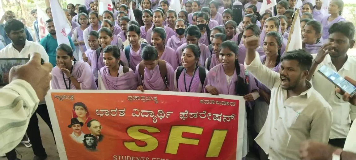 ಕೊಪ್ಪಳ | ಪದವಿ ವಿದ್ಯಾರ್ಥಿಗಳಿಗೆ ಅಂಕಪಟ್ಟಿ ನೀಡುವಂತೆ ಆಗ್ರಹಿಸಿ ಎಸ್‌ಎಫ್‌ಐ ಪ್ರತಿಭಟನೆ