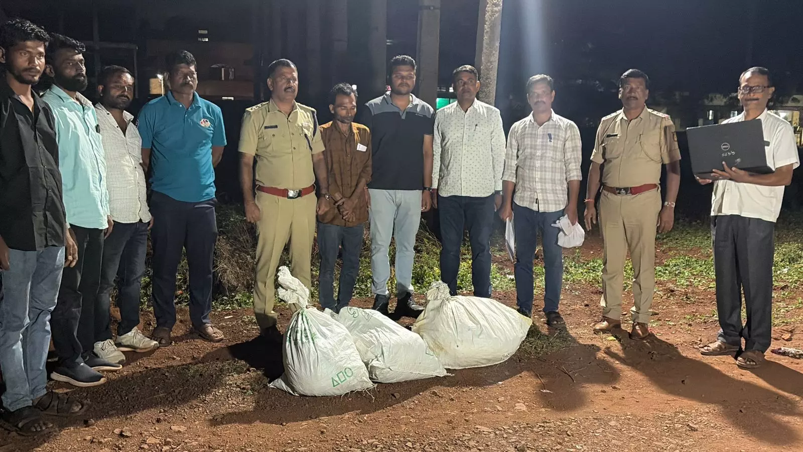 ಬೀದರ್ | ಗಾಂಜಾ ಮಾರಾಟದ ವೇಳೆ ದಾಳಿ ನಡೆಸಿದ ಪೊಲೀಸರು : ಒಬ್ಬ ಆರೋಪಿಯ ಬಂಧನ ಬೀದರ್ | ಗಾಂಜಾ ಮಾರಾಟದ ವೇಳೆ ದಾಳಿ ನಡೆಸಿದ ಪೊಲೀಸರು : ಒಬ್ಬ ಆರೋಪಿಯ ಬಂಧನ