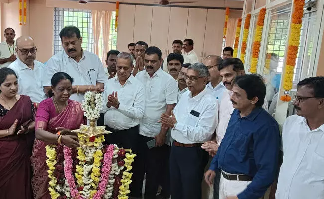 ಗುತ್ತಿಗಾರಿನಲ್ಲಿ ಎಸ್ಸಿಡಿಸಿಸಿ ಬ್ಯಾಂಕಿನ ಗುತ್ತಿಗಾರು ಶಾಖೆ ಸ್ಥಳಾಂತರ, ಎಟಿಎಂ ಉದ್ಘಾಟನೆ ಗುತ್ತಿಗಾರಿನಲ್ಲಿ ಎಸ್ಸಿಡಿಸಿಸಿ ಬ್ಯಾಂಕಿನ ಗುತ್ತಿಗಾರು ಶಾಖೆ ಸ್ಥಳಾಂತರ, ಎಟಿಎಂ ಉದ್ಘಾಟನೆ