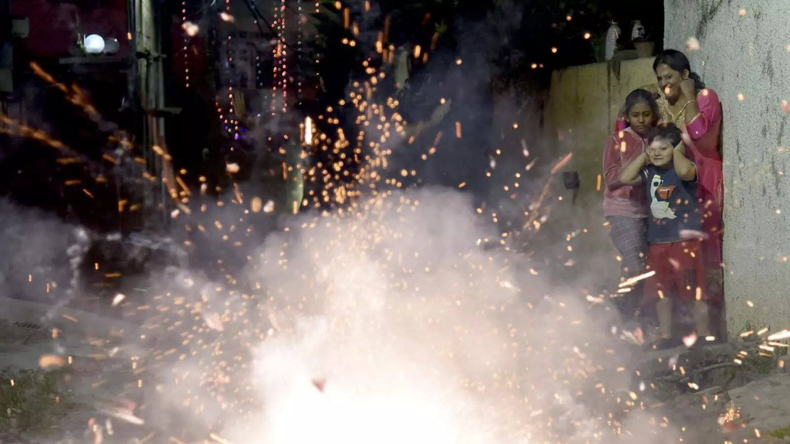 ಸಂಭ್ರಮವನ್ನು ಶೋಕವಾಗಿಸುವ ಸಿಡಿಮದ್ದುಗಳು