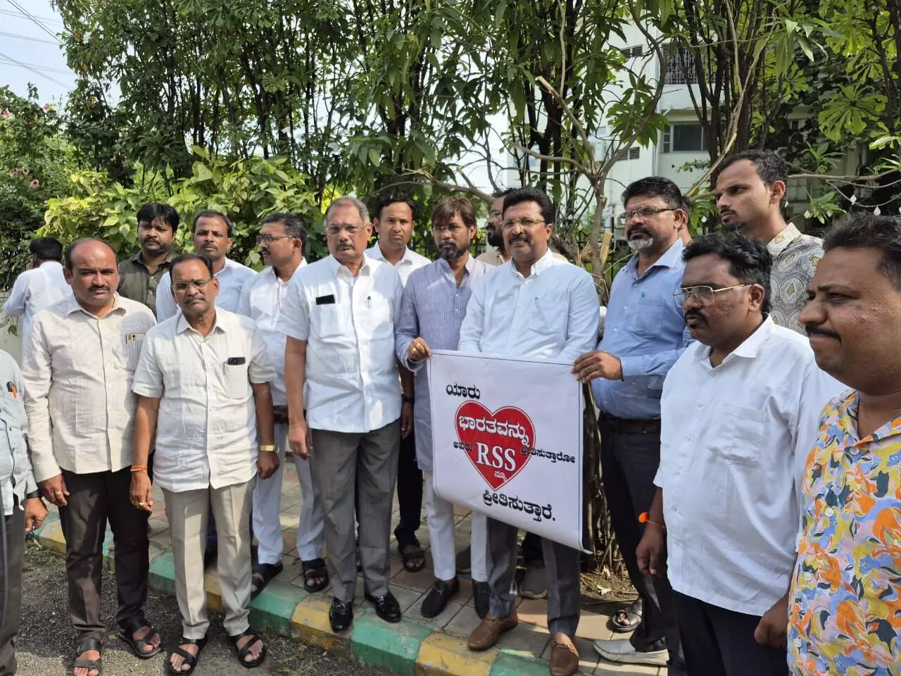 ಕಲಬುರಗಿ | ಆರೆಸ್ಸೆಸ್ ನಿಷೇಧದ ಬಗ್ಗೆ ಪ್ರಿಯಾಂಕ್ ಖರ್ಗೆಯಿಂದ ಪತ್ರ ಹಿನ್ನೆಲೆ : ಬಿಜೆಪಿಯಿಂದ ಪೋಸ್ಟ‌ರ್ ಅಭಿಯಾನ