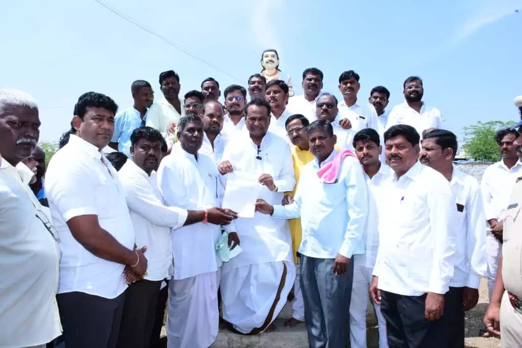 ಕಲಬುರಗಿ | ಅಂಬಿಗರ ಚೌಡಯ್ಯ ಮೂರ್ತಿ ವಿರೂಪ ಘಟನೆ ಖಂಡಿಸದ ತಮ್ಮದೇ ಪಕ್ಷದ ಶಾಸಕರ ವಿರುದ್ಧ ಎಂಎಲ್ಸಿ ತಿಪ್ಪಣ್ಣಪ್ಪ ಕಮಕನೂರ್ ಗರಂ ಕಲಬುರಗಿ | ಅಂಬಿಗರ ಚೌಡಯ್ಯ ಮೂರ್ತಿ ವಿರೂಪ ಘಟನೆ ಖಂಡಿಸದ ತಮ್ಮದೇ ಪಕ್ಷದ ಶಾಸಕರ ವಿರುದ್ಧ ಎಂಎಲ್ಸಿ ತಿಪ್ಪಣ್ಣಪ್ಪ ಕಮಕನೂರ್ ಗರಂ