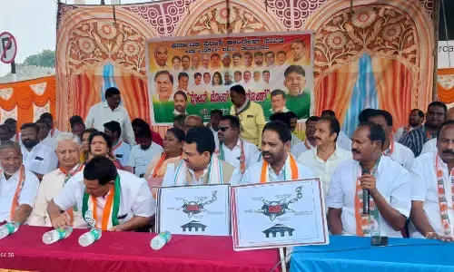 ರಾಯಚೂರು: ಮತಗಳ್ಳರೆ ಕುರ್ಚಿ ಖಾಲಿ ಮಾಡಿ ಕಾಂಗ್ರೆಸ್ ನಿಂದ ಪ್ರತಿಭಟನೆ, ಸಹಿ ಸಂಗ್ರಹ