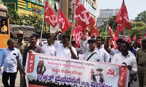 ಕೆಂಪು ಕಲ್ಲು, ಮರಳು ಸಮಸ್ಯೆ ಪರಿಹರಿಸಲು ಒತ್ತಾಯಿಸಿ ಬೃಹತ್ ಮೆರವಣಿಗೆ , ಪ್ರತಿಭಟನಾ ಪ್ರದರ್ಶನ