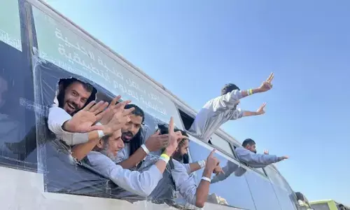 ಗಾಝಾ ಕದನ ವಿರಾಮ | ಖಾನ್ ಯೂನಿಸ್‌ಗೆ ಆಗಮಿಸಿದ ಇಸ್ರೇಲ್ ಬಿಡುಗಡೆ ಮಾಡಿದ ಫೆಲೆಸ್ತೀನಿಯರು