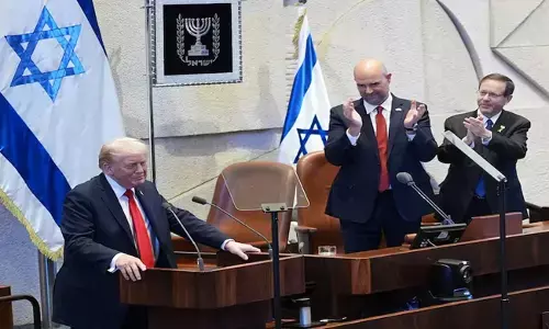 ಇಸ್ರೇಲ್-ಹಮಾಸ್ ಕದನ ವಿರಾಮ | ಡೊನಾಲ್ಡ್ ಟ್ರಂಪ್ ಗೆ ಎದ್ದು ನಿಂತು ಹರ್ಷೋದ್ಗಾರದ ಸ್ವಾಗತ ಕೋರಿದ ಇಸ್ರೇಲ್ ಸಂಸದರು