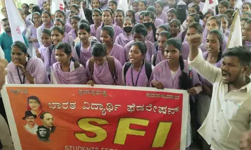 ಕೊಪ್ಪಳ | ಪದವಿ ವಿದ್ಯಾರ್ಥಿಗಳಿಗೆ ಅಂಕಪಟ್ಟಿ ನೀಡುವಂತೆ ಆಗ್ರಹಿಸಿ ಎಸ್‌ಎಫ್‌ಐ ಪ್ರತಿಭಟನೆ