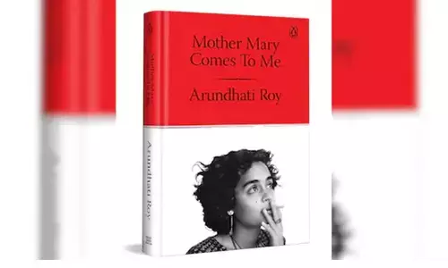 ಪುಸ್ತಕದ ಮುಖಪುಟದಲ್ಲಿ ಅರುಂಧತಿ ರಾಯ್ ಧೂಮಪಾನದ ಚಿತ್ರದ ವಿರುದ್ಧ ಅರ್ಜಿ ವಜಾಗೊಳಿಸಿದ ಕೇರಳ ಹೈಕೋರ್ಟ್