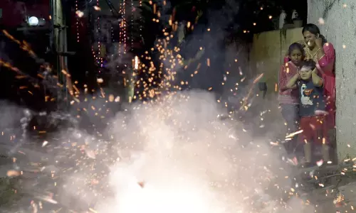 ಸಂಭ್ರಮವನ್ನು ಶೋಕವಾಗಿಸುವ ಸಿಡಿಮದ್ದುಗಳು