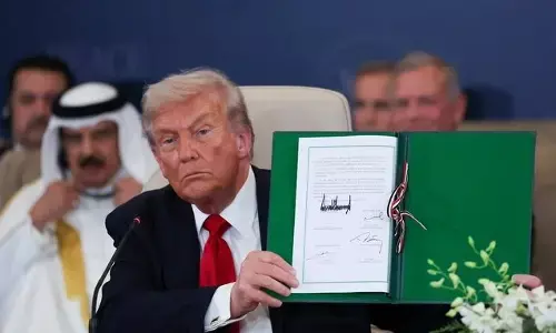 ಗಾಝಾ ಕದನ ವಿರಾಮ ಒಪ್ಪಂದಕ್ಕೆ ಸಹಿ ಹಾಕಿದ ಟ್ರಂಪ್ ಹಾಗೂ ಪ್ರಾದೇಶಿಕ ನಾಯಕರು