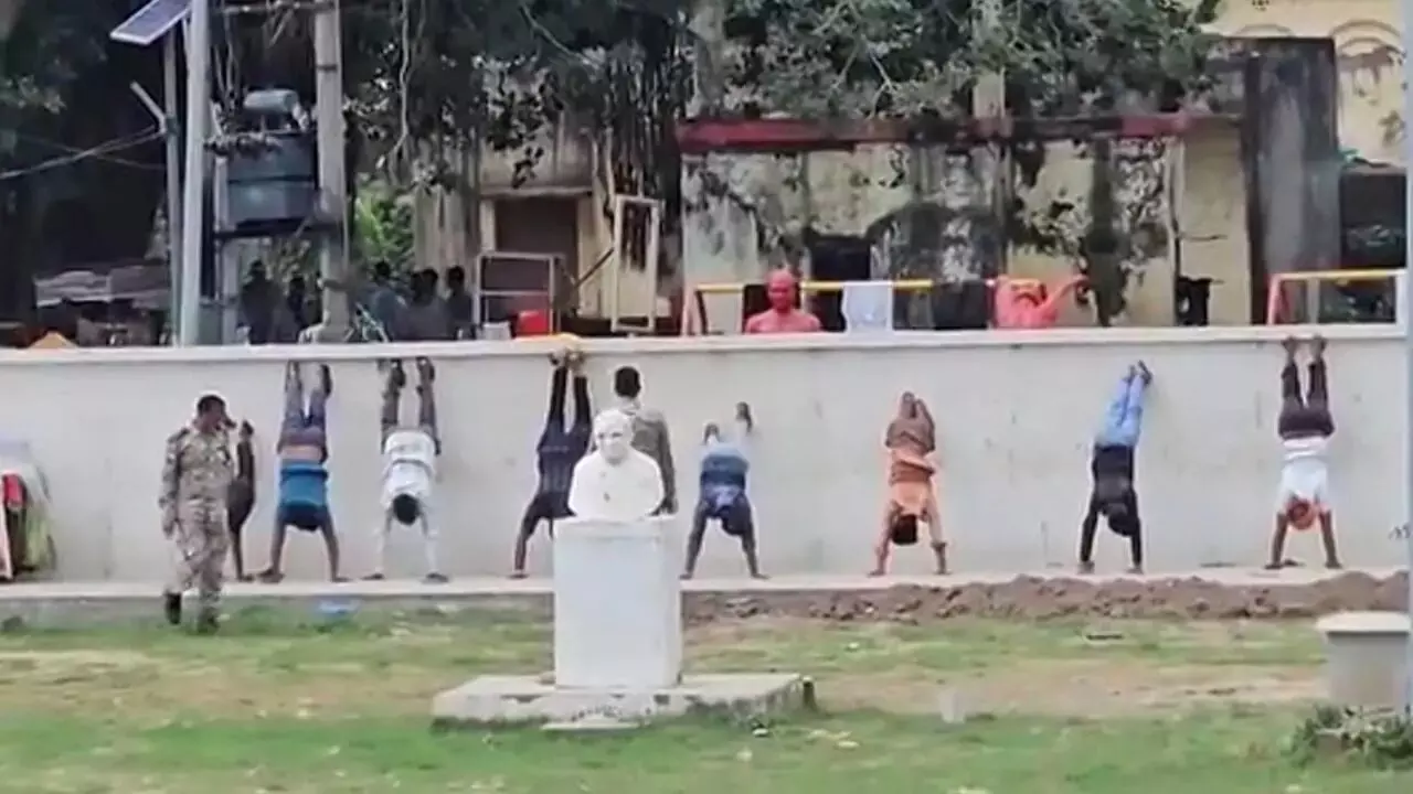 ಅಯೋಧ್ಯೆಯ ರಾಮ ಮಂದಿರದ ಹೊರಗಡೆ ಪೂಜಾ ಸಾಮಗ್ರಿ ಮಾರಾಟ ಮಾಡಿದ್ದಕ್ಕೆ ಬೀದಿ ಬದಿ ವ್ಯಾಪಾರಿಗಳಿಗೆ ತಲೆ ಕೆಳಗಾಗಿ ನಿಲ್ಲುವ ಶಿಕ್ಷೆ!