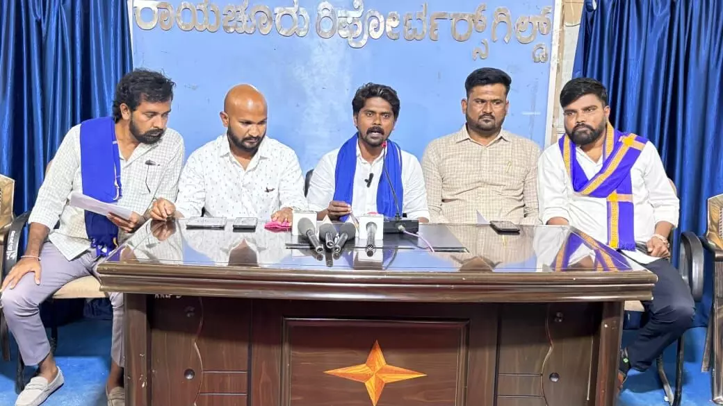 ರಾಯಚೂರು | ಆರೆಸ್ಸೆಸ್ ಪಥ ಸಂಚಲನದಲ್ಲಿ ಪಿಡಿಒ ಭಾಗಿ : ಭೀಮ್ ಆರ್ಮಿಯಿಂದ ವಜಾಕ್ಕೆ ಆಗ್ರಹ ರಾಯಚೂರು | ಆರೆಸ್ಸೆಸ್ ಪಥ ಸಂಚಲನದಲ್ಲಿ ಪಿಡಿಒ ಭಾಗಿ : ಭೀಮ್ ಆರ್ಮಿಯಿಂದ ವಜಾಕ್ಕೆ ಆಗ್ರಹ