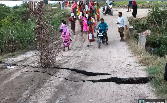 ಮರಳು ಟಿಪ್ಪರ್ ಗಳ ಹೆಚ್ಚಿನ ಓಡಾಟ | ಬುದ್ದಿನ್ನಿ ಸೇತುವೆ ಬಿರುಕು : ಸ್ಥಗಿತಗೊಂಡ ಸಂಚಾರ !