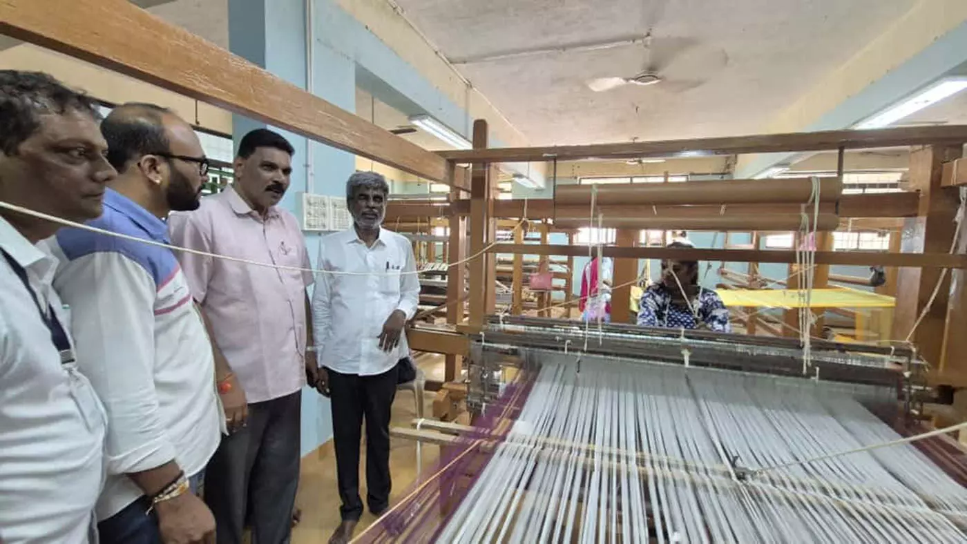 ನೇಕಾರರ ತರಬೇತಿ ಕೇಂದ್ರಕ್ಕೆ ಸಂಸದ ಕೋಟ ಭೇಟಿ: ಕೈಮಗ್ಗ ಮತ್ತು ನೇಕಾರರ ಸಂಕಷ್ಟಕ್ಕೆ ಸ್ಪಂದಿಸುವ ಭರವಸೆ