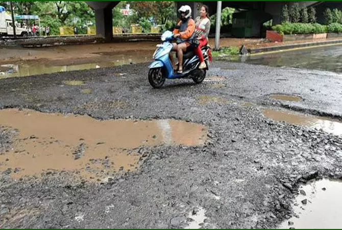 ರಸ್ತೆ ಗುಂಡಿ, ಮ್ಯಾನ್‌ಹೋಲ್ ಅವಘಡದ ಸಾವುಗಳಿಗೆ 6 ಲಕ್ಷ ರೂ. ಪರಿಹಾರ ನೀಡಿ: ನಗರಪಾಲಿಕೆಗಳಿಗೆ ಬಾಂಬೆ ಹೈಕೋರ್ಟ್ ಆದೇಶ