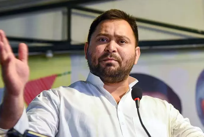 ಆರ್‌ಜೆಡಿ ಟಿಕೆಟ್‌ಗಳನ್ನು ವಿತರಿಸಿದ ಲಾಲು; ನಿಲ್ಲಿಸಿದ ತೇಜಸ್ವಿ!