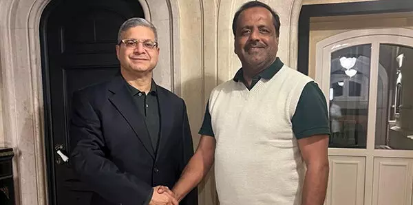 ಸ್ಪೀಕರ್ ಯು.ಟಿ. ಖಾದರ್ರನ್ನು ಭೇಟಿ ಮಾಡಿದ ಪೋರ್ಚುಗಲ್ಗೆ ಭಾರತದ ರಾಯಭಾರಿ ಪುನೀತ್ ಆರ್ ಕುಂದಲ್ ಸ್ಪೀಕರ್ ಯು.ಟಿ. ಖಾದರ್ರನ್ನು ಭೇಟಿ ಮಾಡಿದ ಪೋರ್ಚುಗಲ್ಗೆ ಭಾರತದ ರಾಯಭಾರಿ ಪುನೀತ್ ಆರ್ ಕುಂದಲ್