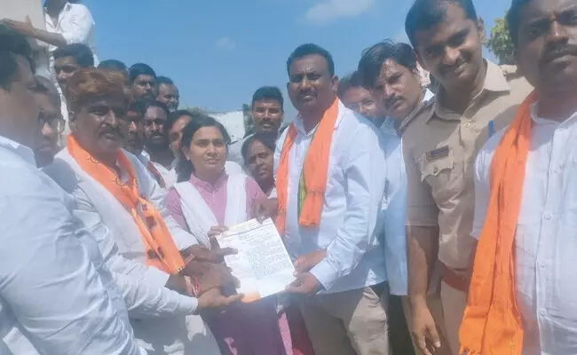 ಸೇಡಂ | ಅಂಬಿಗರ ಚೌಡಯ್ಯ ಮೂರ್ತಿಯನ್ನು ಭಗ್ನಗೊಳಿಸಿದ ದುಷ್ಕರ್ಮಿಗಳ ವಿರುದ್ಧ ಕಠಿಣ ಕ್ರಮಕ್ಕೆ ಆಗ್ರಹಿಸಿ ಪ್ರತಿಭಟನೆ