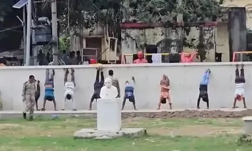 ಅಯೋಧ್ಯೆಯ ರಾಮ ಮಂದಿರದ ಹೊರಗಡೆ ಪೂಜಾ ಸಾಮಗ್ರಿ ಮಾರಾಟ ಮಾಡಿದ್ದಕ್ಕೆ ಬೀದಿ ಬದಿ ವ್ಯಾಪಾರಿಗಳಿಗೆ ತಲೆ ಕೆಳಗಾಗಿ ನಿಲ್ಲುವ ಶಿಕ್ಷೆ!